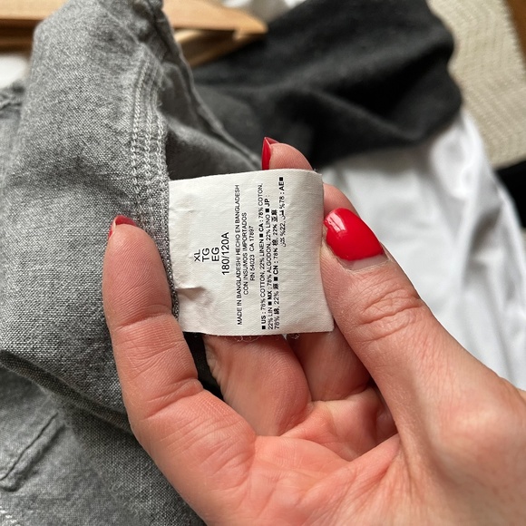 Old Navy Men's Grey Chambray Button-Down - Picture 5 of 5